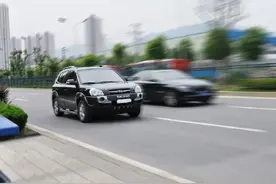 有人在超车道上还打左转向灯，为何？新手知道后：不愧是老司机图片