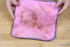 油腻腻的抹布很难洗干净？水中加它泡一泡，抹布立马干净如新图片