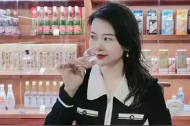 “电梯门”事件新进展：女主老公删除所有视频，隔空喊话抱抱我图片