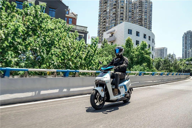 万元级电摩PK！这三款高性能电摩毫不逊色，最高时速可达135km/h