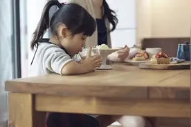 一个家庭最大的灾难：缺席的爸爸，焦虑的妈妈，养出失控的孩子图片