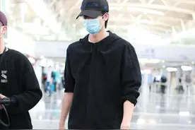 微胖男性也能驾驭的黑色直筒裤，修饰腿型，风格百搭又显瘦图片