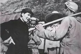 肖玉璧因不满官位，解开上衣让毛主席数伤疤，毛主席：我不识数图片