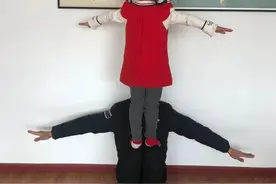 宅家亲子互动丨踢踢腿、弯弯腰，大家一起来运动图片