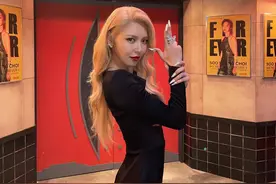 少女时代崔秀英，身穿性感裙装，秀出修长美腿，展现迷人时尚图片