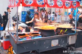 韩国真实的路边小吃摊，没滤镜，只有脏乱，韩剧里的高大上破灭了图片