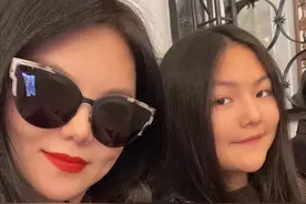 李湘带王诗龄去高端会场！母女浑身珠宝奢侈品，暴瘦变美越长越像图片