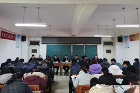 议出“良方”——泰安英雄山中学高一级部召开班级协调会图片