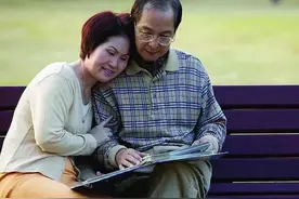 45岁单亲妈妈做住家保姆照顾着60岁男雇主，半年后点燃了爱的火花图片