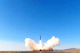 美军双航母堵门，佩洛西出访，解放军敢接招，亮出东风17高超弹图片