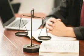 人民法院在通过邮寄方式向被告送达法律文书未果情况下，直接采用公告送达是否违反法定程序？图片
