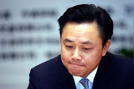 裁员、欠薪、关店！黄光裕回归18个月后，国美连工资都发不出了图片