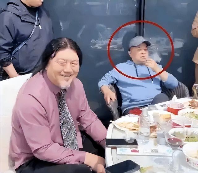 毕福剑现身网红聚会，跷二郎腿叼烟没人理，网友：太把自己当回事