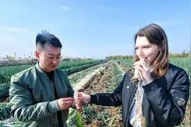 俄罗斯女友，居然在济南章丘跟大葱结缘，还称：好吃，好吃图片