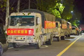 重庆突发山火，西部战区陆军某旅星夜驰援图片