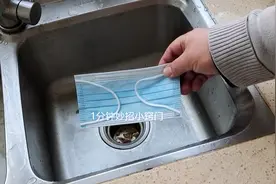 洗碗池里放个一次性口罩，解决了家家户户的大烦恼，省钱还管用图片