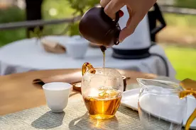 年龄越大，越要忌茶？建议50岁后，多喝4种茶，身体硬朗精神好图片