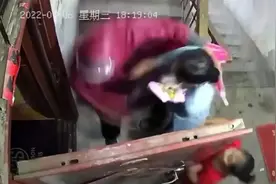 雨衣男拖拽母女进屋后：强行与前妻发生关系，后潜逃！更多细节→图片