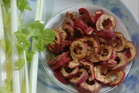 不想吃饭食欲差，98岁老奶奶教我山楂加芹菜煮汤，一招搞定图片