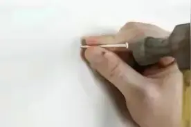 别在墙上钻孔了！新式“液体钉”一出比电焊结实，不给墙面留痕迹图片