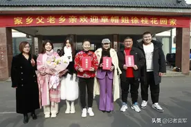 “爱洒沂蒙”暖冬行动走进南头村，草帽姐为乡亲捐赠10万生活物品图片