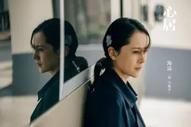 海清素颜蹲路边吃饭的样子打了多少演员流量的脸，网友：豁出去了图片