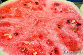 切开的西瓜不用放冰箱，教您一个土方法，放几天依旧新鲜好吃！图片