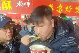 贾冰无美颜深夜吃路边摊引围观，酷似大哥带小弟巡场。图片
