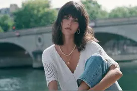 阔腿裤+奶奶衫，碎花裙+奶奶衫=开春王炸组合，这么穿太美了图片