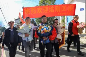 34年终相见！观山湖区高寨村翟长明夫妇与被拐儿子终得团圆！图片