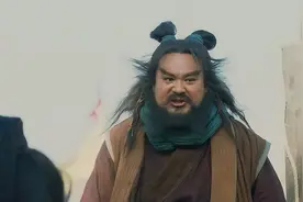 黑旋风李逵的结局：手脚筋被挑断，像抓猪崽似得被人掐着脖子生擒图片