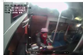暖心！公交车长搀扶老人上车获乘客点赞图片