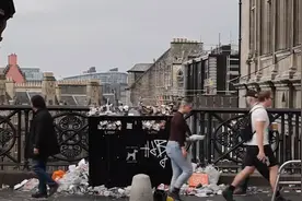 英国清洁工罢工，移英港人跑去捡垃圾，看傻香港网友：奴性十足图片