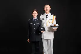 海军军官和女警官的故事爱情故事图片
