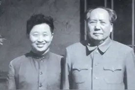 毛主席逝世那晚，周福明跪着为他最后一次理发，自此之后封刀封剪图片