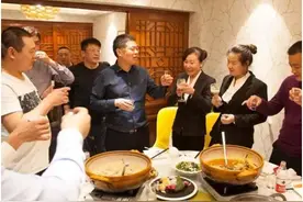 上了年纪，参加酒局要注意这4种行为不要有，否则容易影响人缘图片