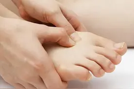 50岁左右女性脚痛，有五个常见病因！医生详细解读，教您如何应对图片