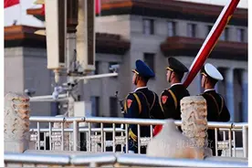 天安门广场上的便衣，身上背的又黑又长的东西，究竟是什么？图片