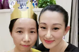 明星对保姆的态度，有人待她们当亲人，有人却让保姆吃剩菜睡沙发图片