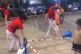 老年暴走团肆意妄行！踢开护栏惊呆路人，网友怒斥：素质何在？图片