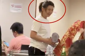 51岁闫学晶携5岁女儿泰国度假！二婚老公高大健硕，身后跟着保姆图片