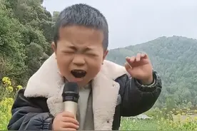 “未来歌神”：6岁农村萌娃“戏精附体”，靠模仿对口型唱歌走红图片