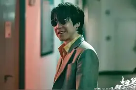 同样是演黑老大儿子，赵荀的赵鹏翔与吴晓亮的孙兴一比，差距立见图片