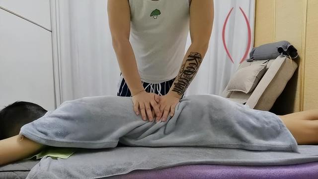 90后小伙假装盲人按摩师，专给富婆做全身服务，他：我要守住底线