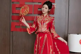 解锁东方浪漫密码：小逗逗凤冠霞帔造型，引领中式嫁衣时尚潮流图片