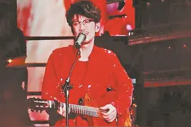 周传雄演唱会在厦收官，万人互动齐唱青春情歌图片