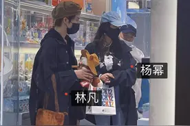 杨幂逛街被偶遇，双腿纤细私服获赞，张大大黄明昊同行当护花使者图片