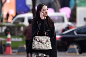 黑色丝袜搭配漆皮长靴，系带的平底款式，年轻的姑娘比较喜欢图片