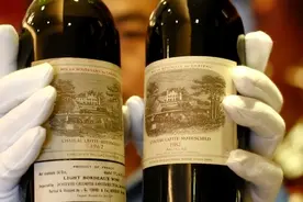 “过期”红酒能喝吗？收藏家：82年拉菲成了变质红酒？看完涨知识图片
