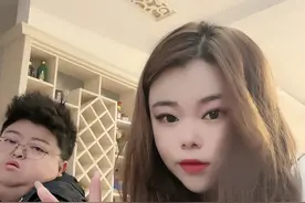 恭喜！百万粉丝网红阿呆订婚，与24岁高颜值未婚妻合照羡羡旁人图片